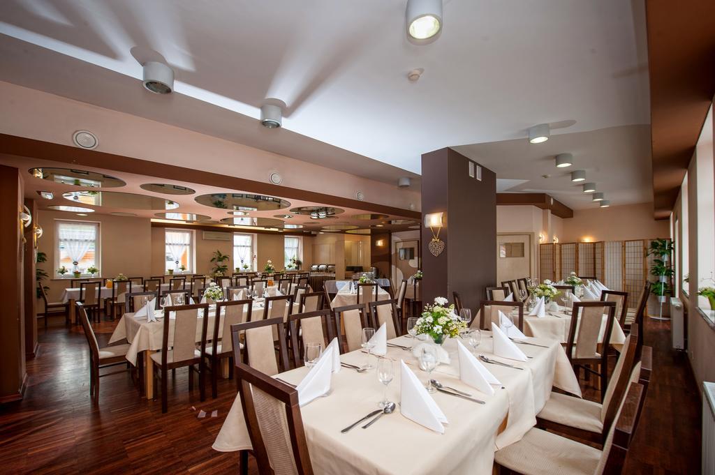 Hotel Jarota Jarocin Kültér fotó