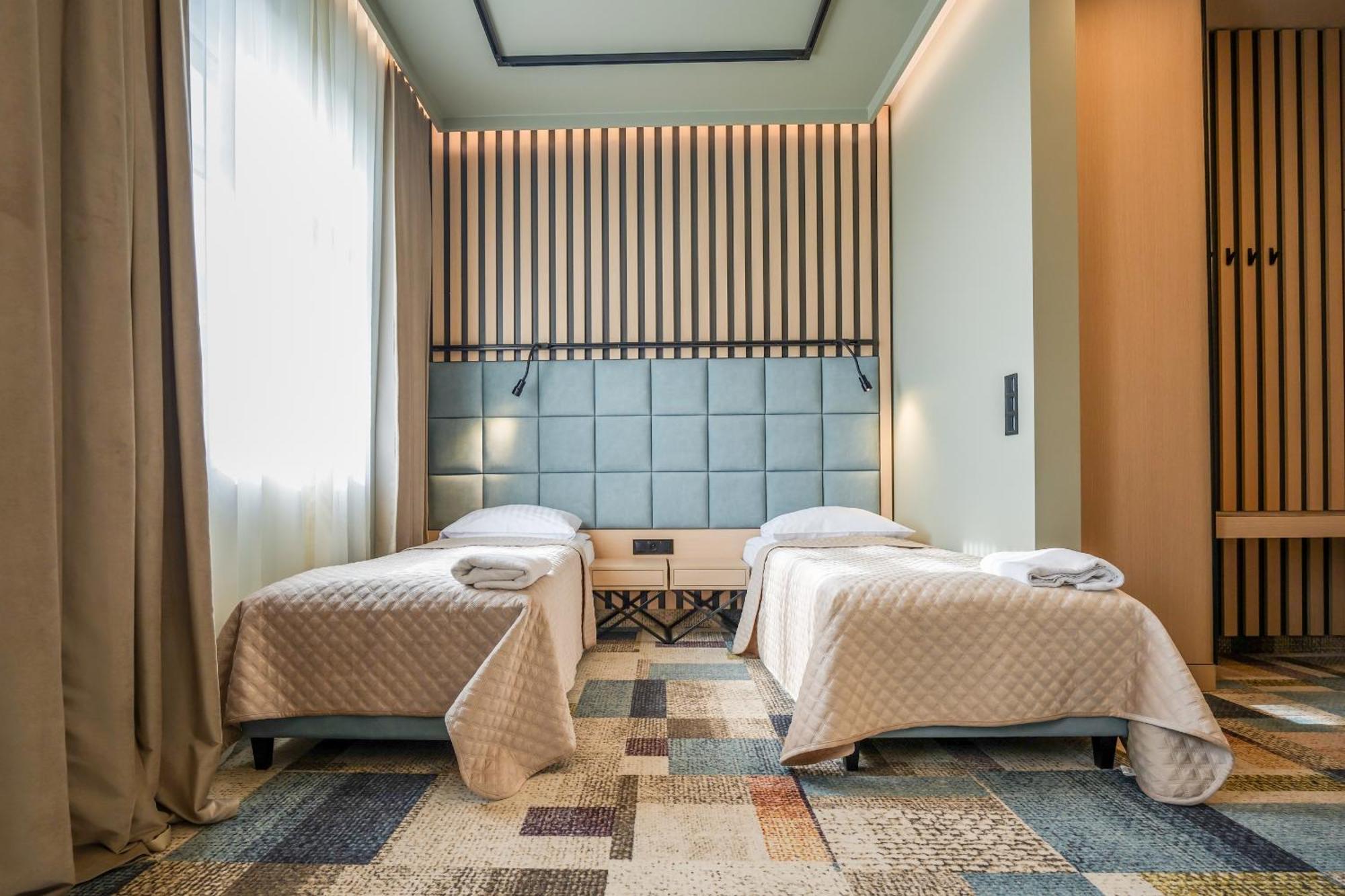 Hotel Jarota Jarocin Kültér fotó