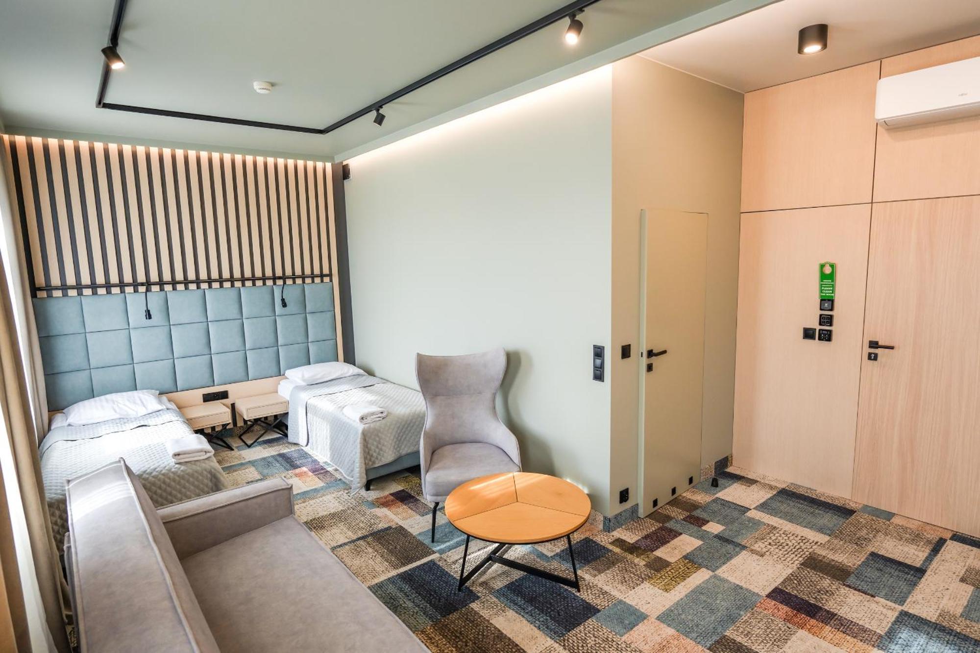 Hotel Jarota Jarocin Kültér fotó