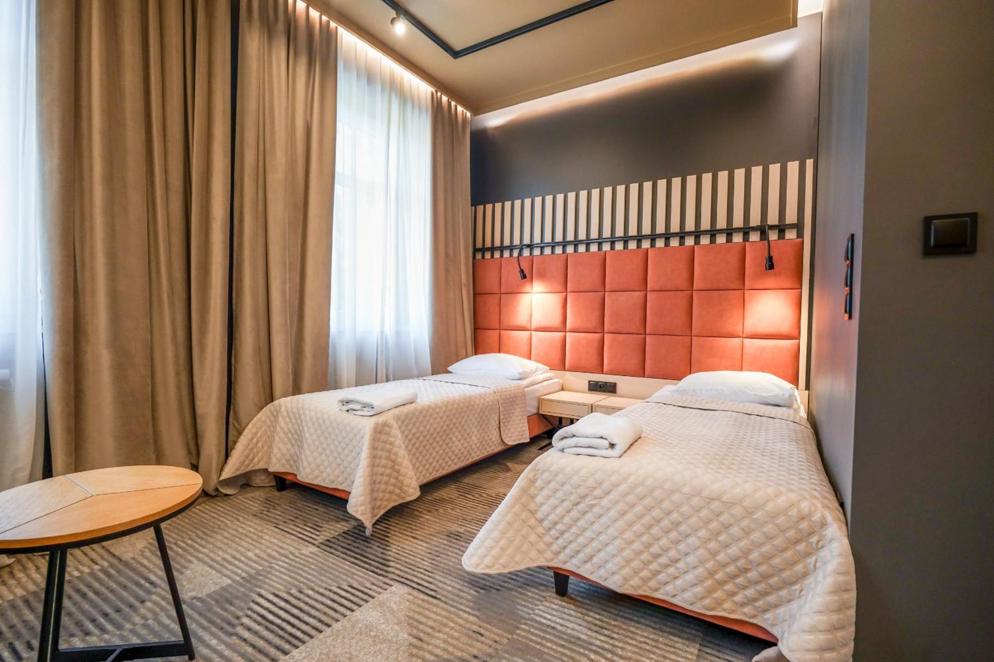 Hotel Jarota Jarocin Kültér fotó