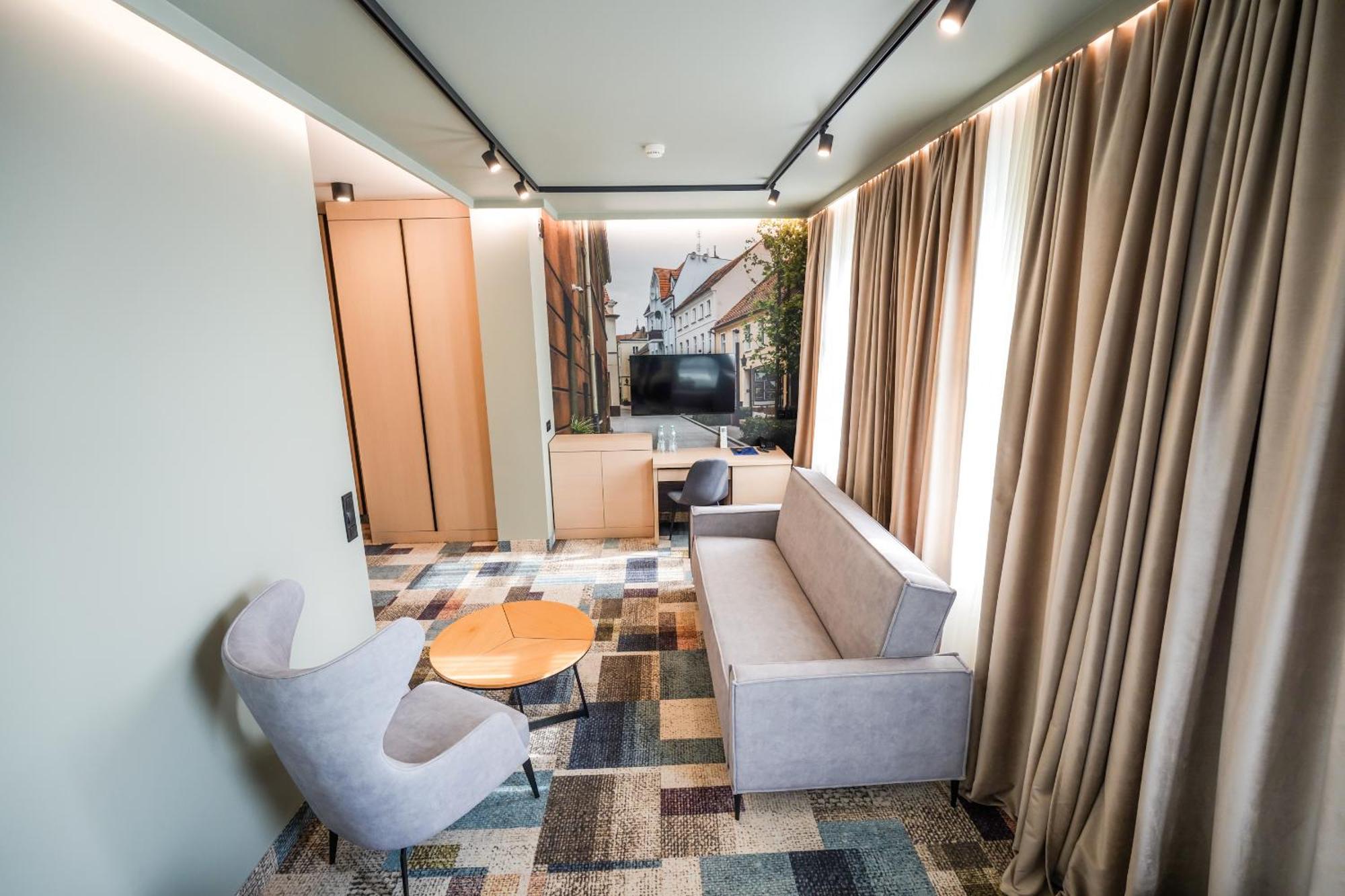 Hotel Jarota Jarocin Kültér fotó
