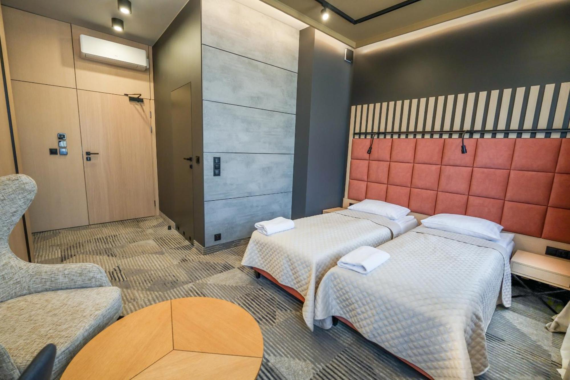 Hotel Jarota Jarocin Kültér fotó
