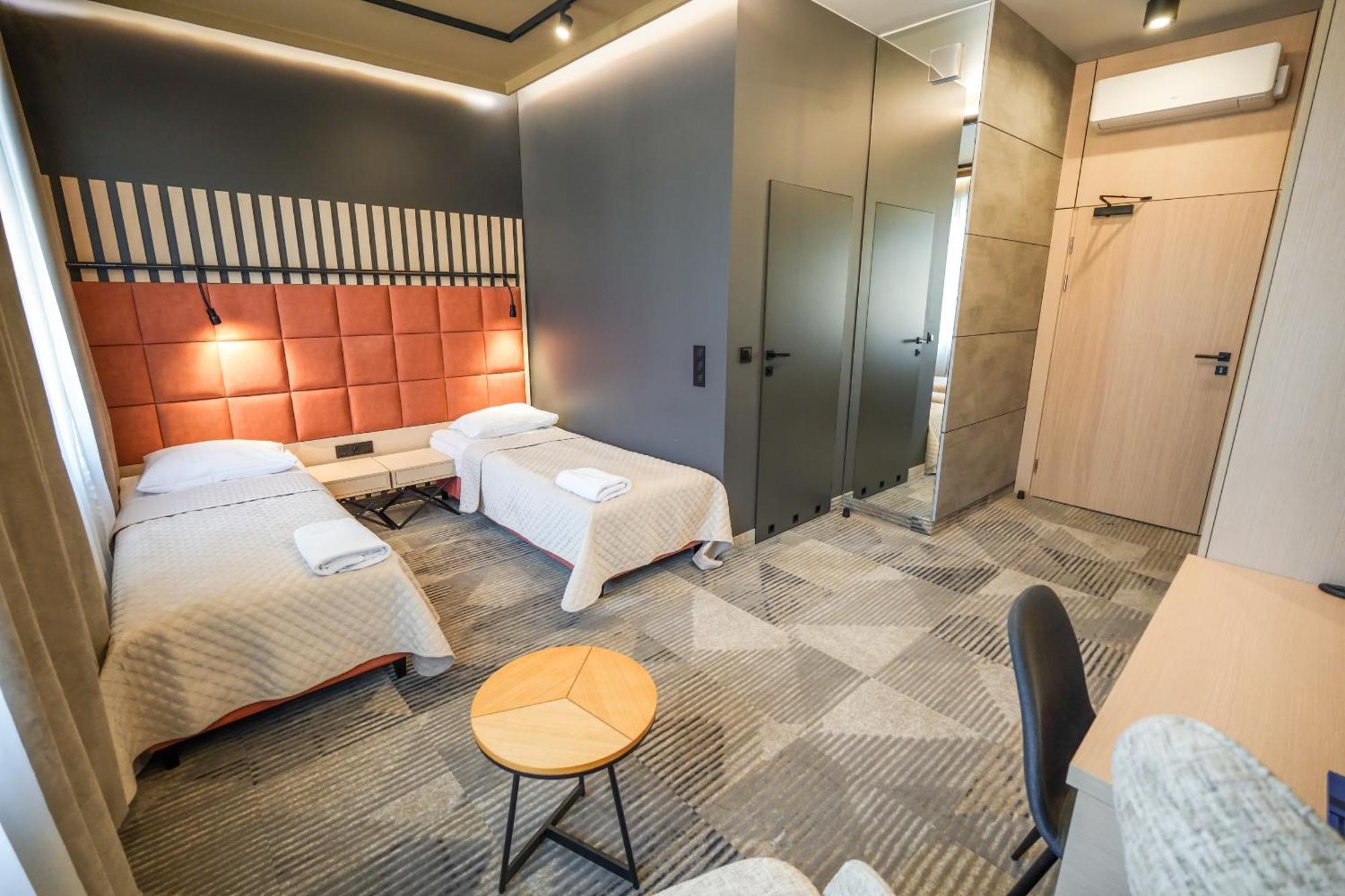 Hotel Jarota Jarocin Kültér fotó