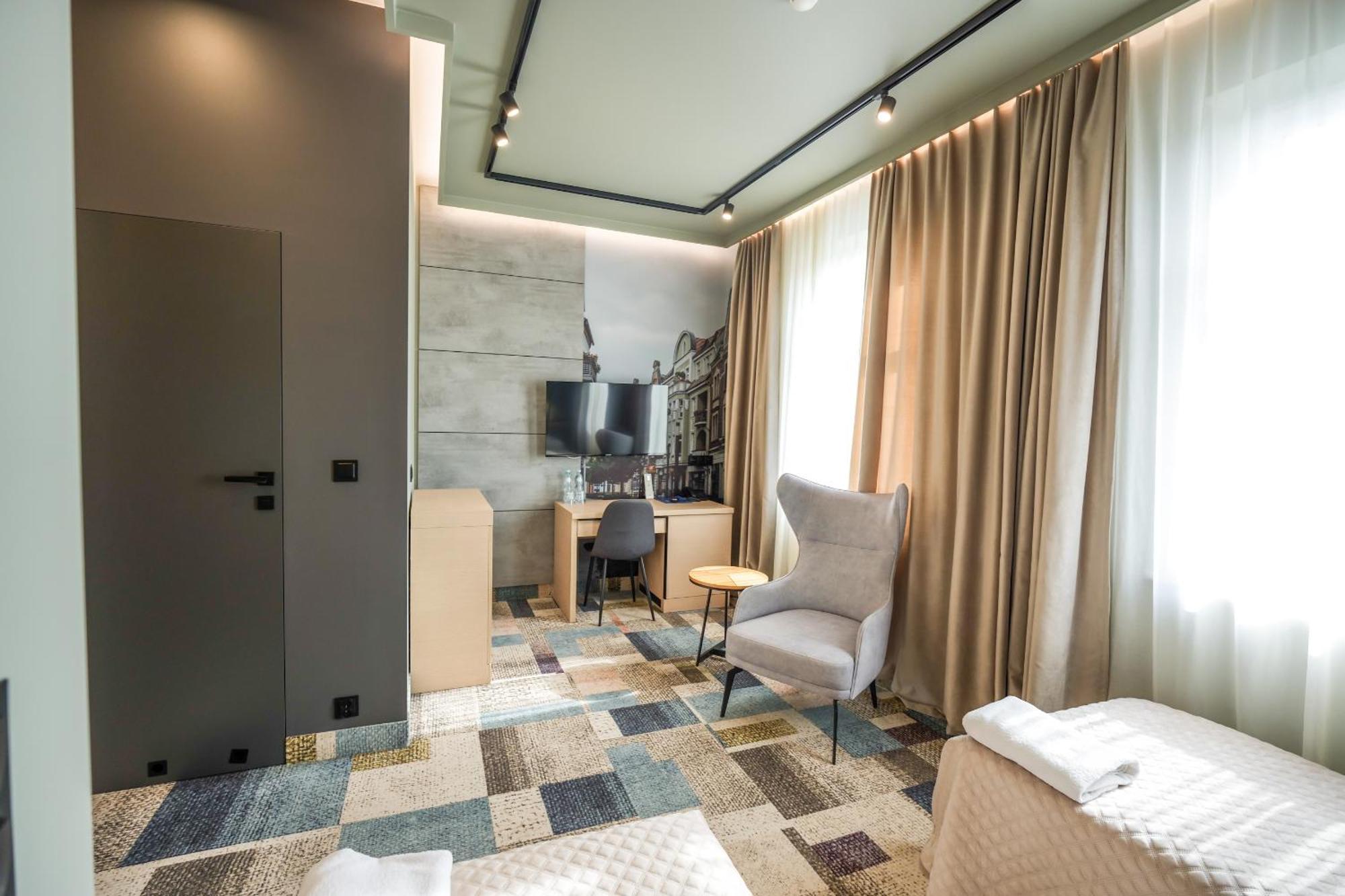Hotel Jarota Jarocin Kültér fotó