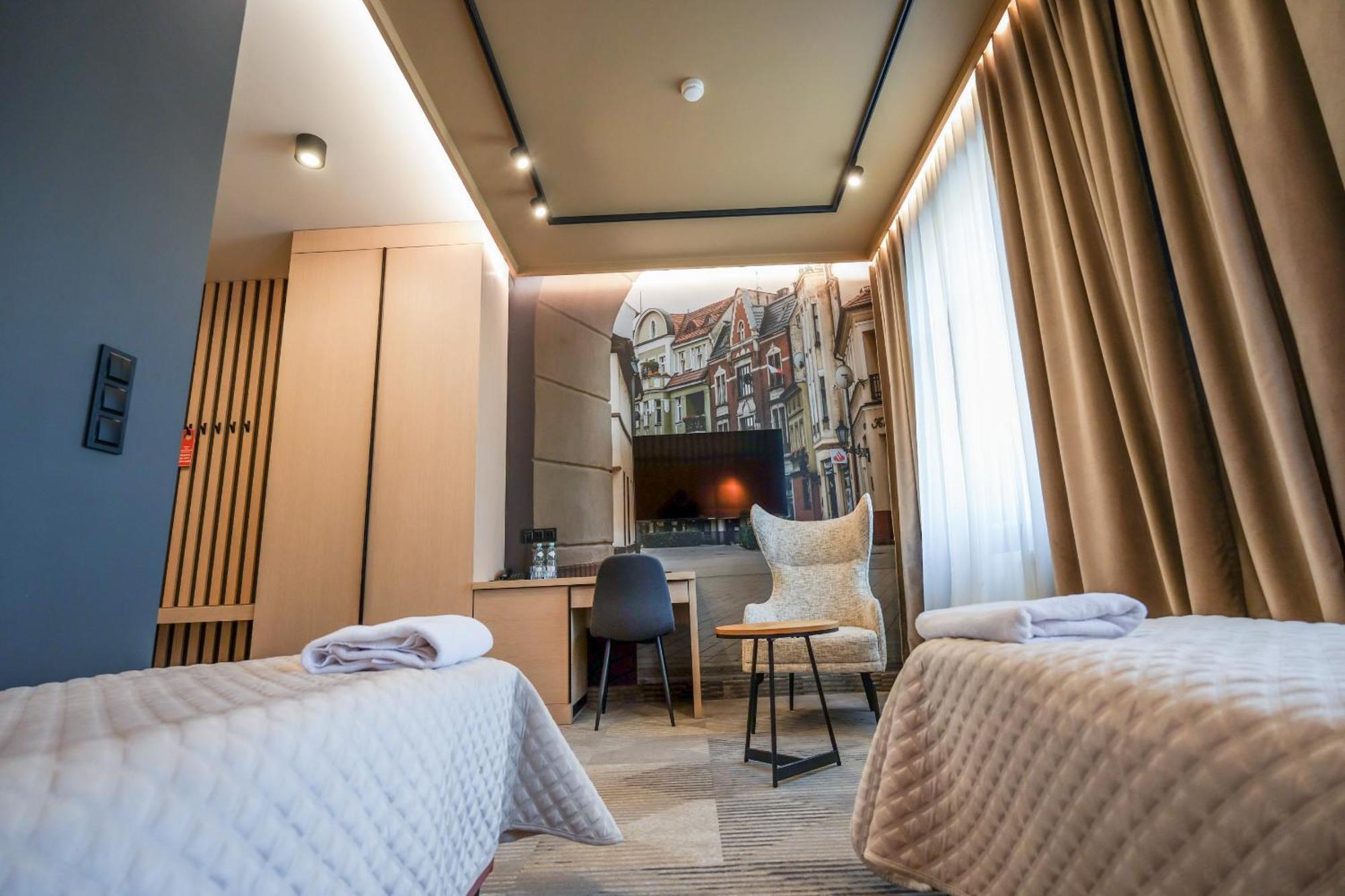 Hotel Jarota Jarocin Kültér fotó