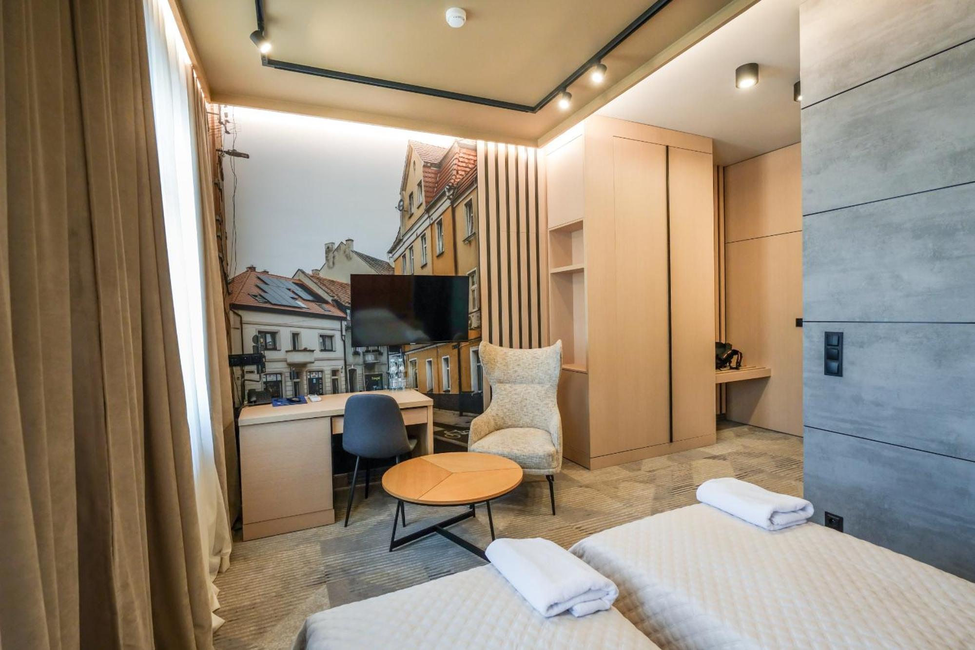 Hotel Jarota Jarocin Kültér fotó