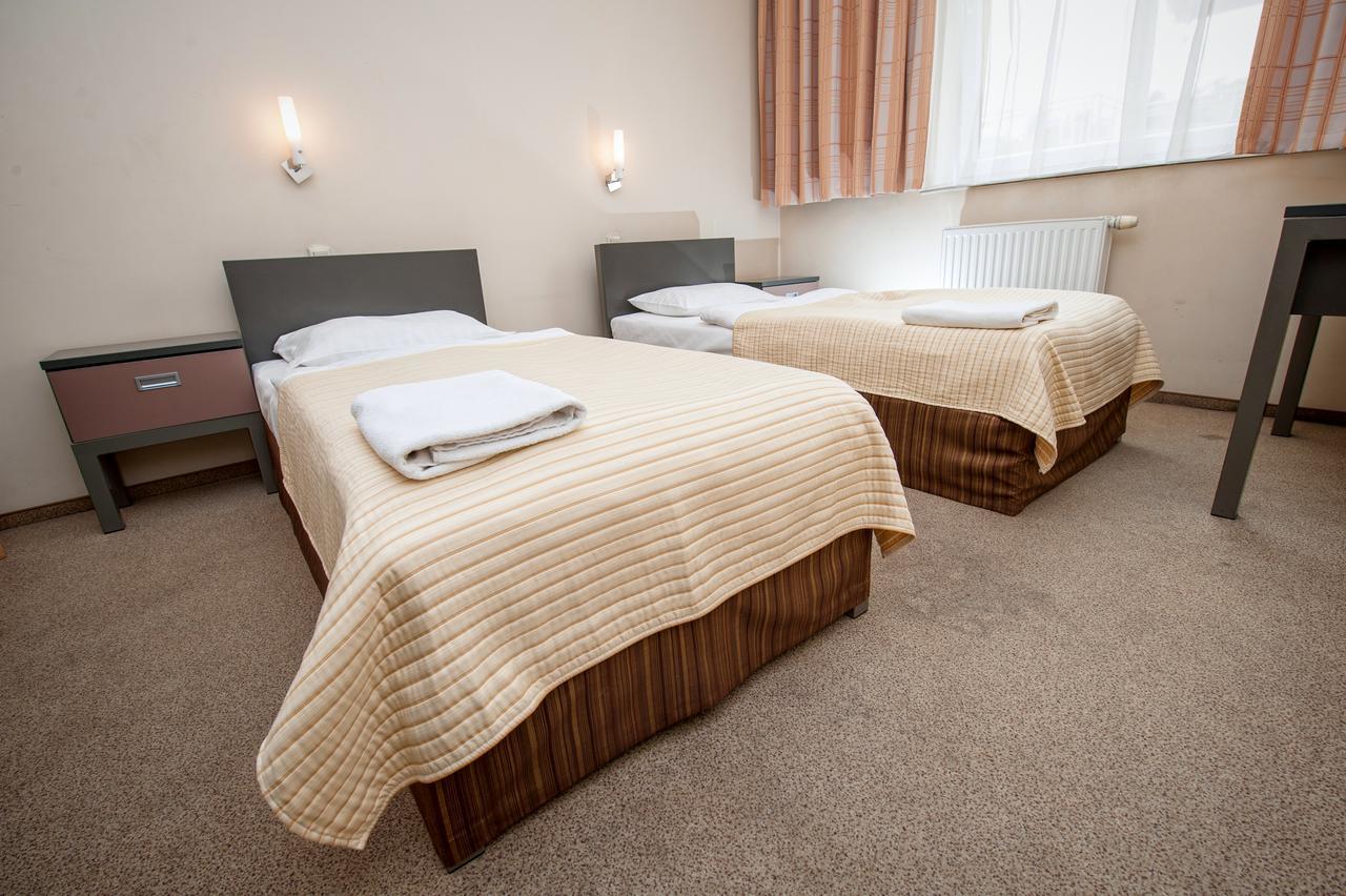 Hotel Jarota Jarocin Kültér fotó