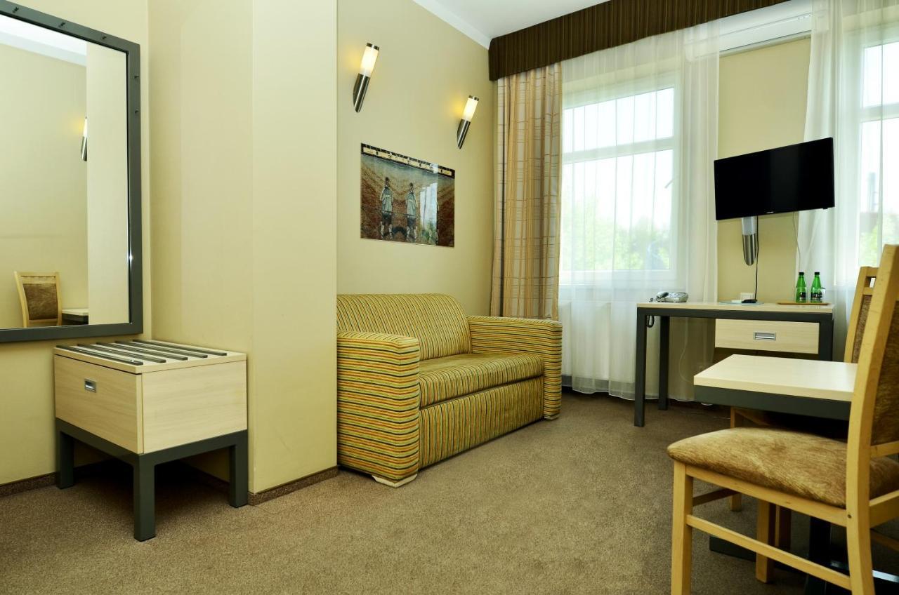 Hotel Jarota Jarocin Kültér fotó