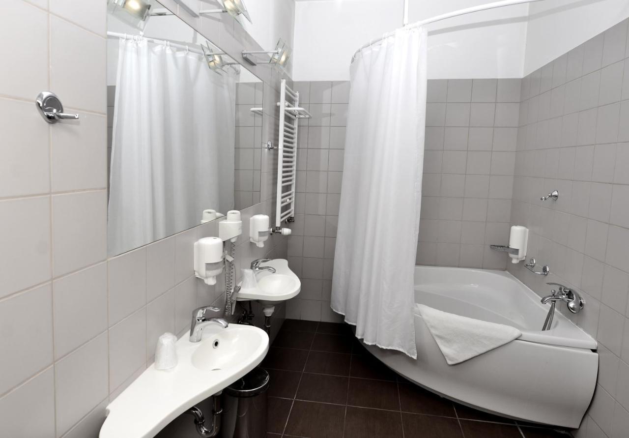 Hotel Jarota Jarocin Kültér fotó
